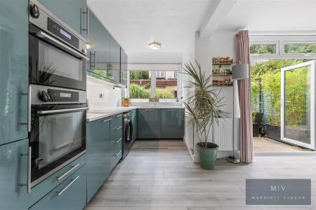 3 bedroom Semi-detached house for sale in Valley Road, Kenley