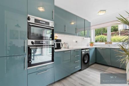 3 bedroom Semi-detached house for sale in Valley Road, Kenley