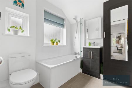 3 bedroom Semi-detached house for sale in Valley Road, Kenley