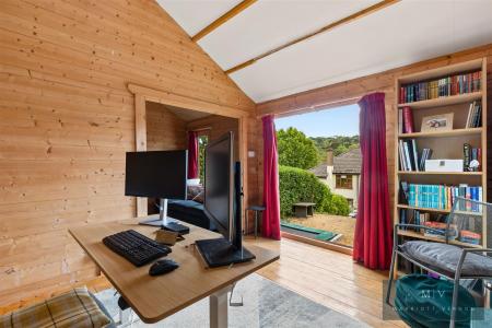 3 bedroom Semi-detached house for sale in Valley Road, Kenley