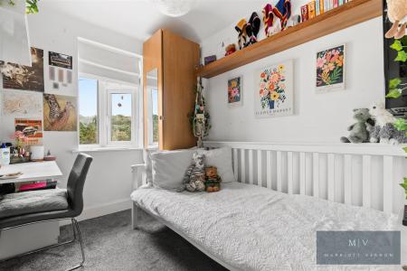 3 bedroom Semi-detached house for sale in Valley Road, Kenley