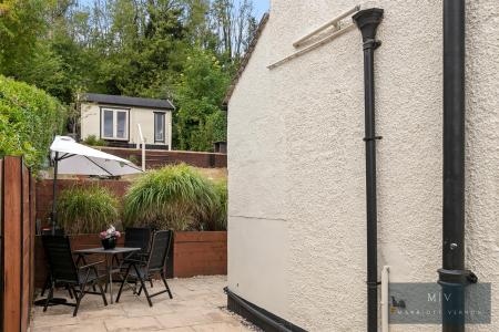 3 bedroom Semi-detached house for sale in Valley Road, Kenley