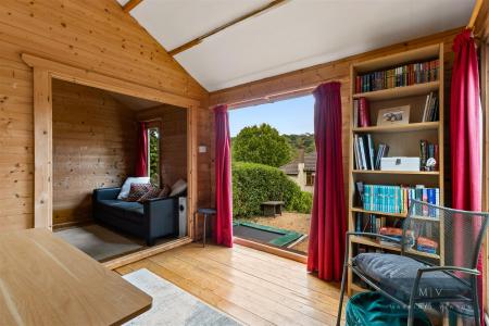 3 bedroom Semi-detached house for sale in Valley Road, Kenley
