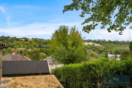 3 bedroom Semi-detached house for sale in Valley Road, Kenley