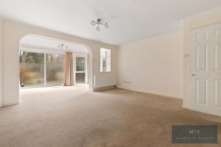 4 bedroom Link detached house for sale in Minster Drive, Croydon