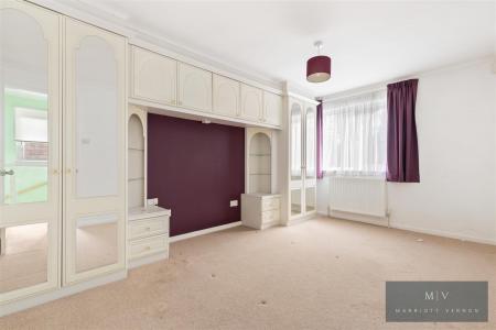 4 bedroom Link detached house for sale in Minster Drive, Croydon