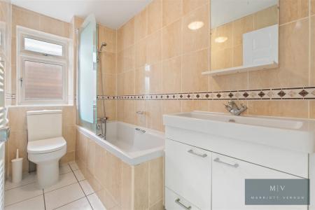 4 bedroom Link detached house for sale in Minster Drive, Croydon