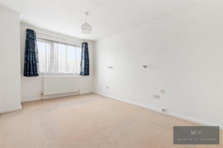 4 bedroom Link detached house for sale in Minster Drive, Croydon