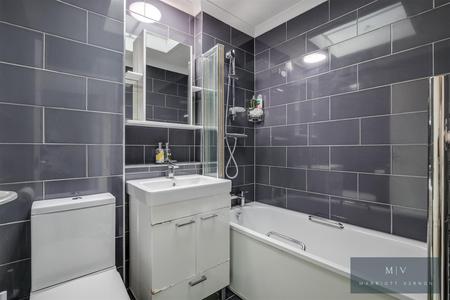 4 bedroom End of terrace house for sale in Caroline Close, Croydon