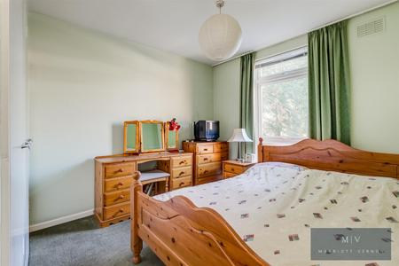 4 bedroom End of terrace house for sale in Caroline Close, Croydon