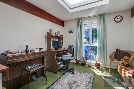4 bedroom End of terrace house for sale in Caroline Close, Croydon