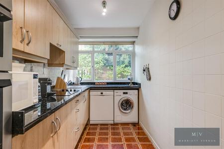 4 bedroom End of terrace house for sale in Caroline Close, Croydon