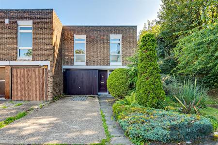 4 bedroom End of terrace house for sale in Caroline Close, Croydon
