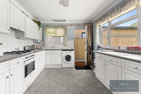 2 bedroom Detached bungalow for sale in Devonshire Way, Croydon