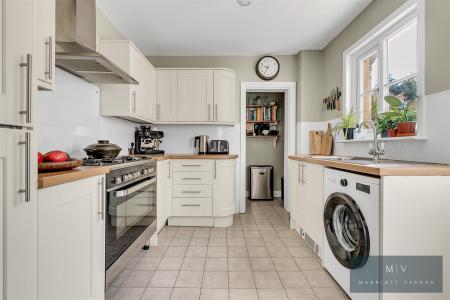 4 bedroom Semi-detached house for sale in Chelsham Road, South Croydon