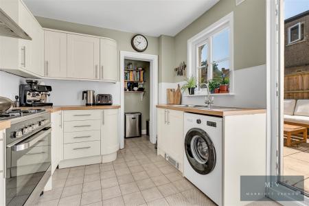 4 bedroom Semi-detached house for sale in Chelsham Road, South Croydon