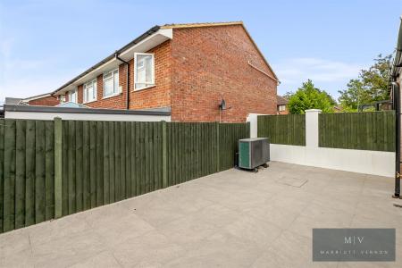 4 bedroom Semi-detached house for sale in Croydon Road, Beddington