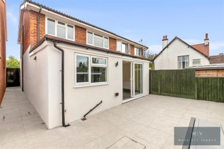 4 bedroom Semi-detached house for sale in Croydon Road, Beddington
