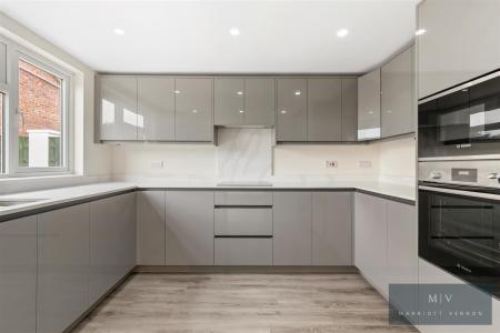 4 bedroom Semi-detached house for sale in Croydon Road, Beddington