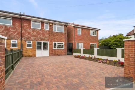 4 bedroom Semi-detached house for sale in Croydon Road, Beddington