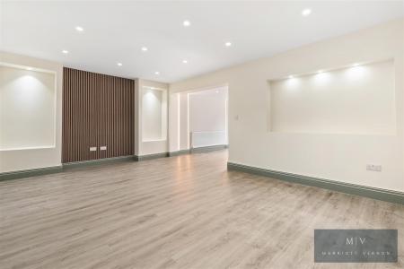 4 bedroom Semi-detached house for sale in Croydon Road, Beddington