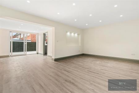 4 bedroom Semi-detached house for sale in Croydon Road, Beddington