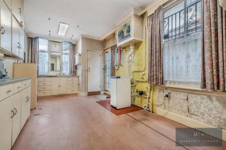 5 bedroom Detached house for sale in Warrington Road, Croydon