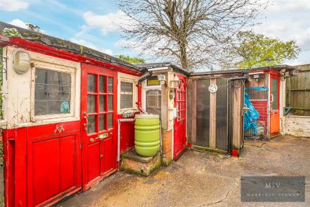 5 bedroom Detached house for sale in Warrington Road, Croydon