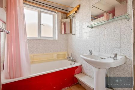 4 bedroom Detached house for sale in Mitchley Avenue, Purley