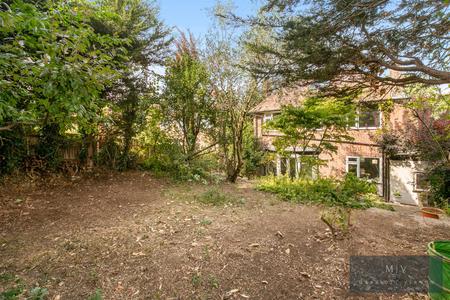 4 bedroom Detached house for sale in Mitchley Avenue, Purley