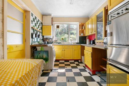 4 bedroom Detached house for sale in Mitchley Avenue, Purley