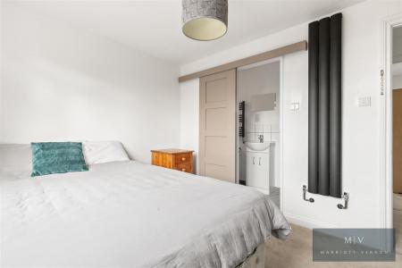 4 bedroom Semi-detached house for sale in The Gallop, South Croydon
