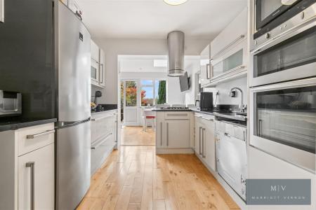 4 bedroom Semi-detached house for sale in The Gallop, South Croydon