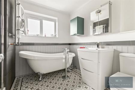 4 bedroom Semi-detached house for sale in The Gallop, South Croydon