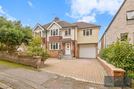 4 bedroom Semi-detached house for sale in The Gallop, South Croydon
