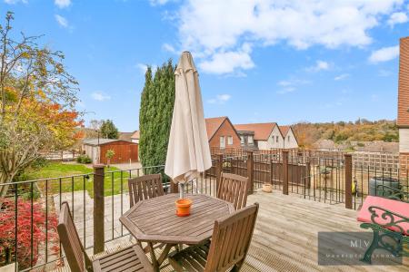 4 bedroom Semi-detached house for sale in The Gallop, South Croydon