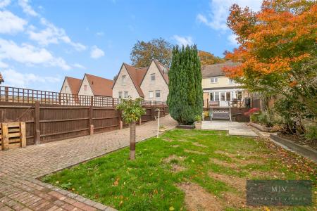 4 bedroom Semi-detached house for sale in The Gallop, South Croydon