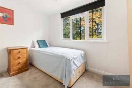 4 bedroom Semi-detached house for sale in The Gallop, South Croydon