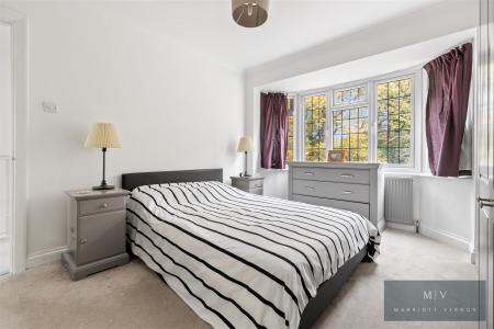 4 bedroom Semi-detached house for sale in The Gallop, South Croydon