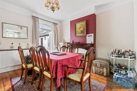 5 bedroom Semi-detached house for sale in Selsdon Road, South Croydon