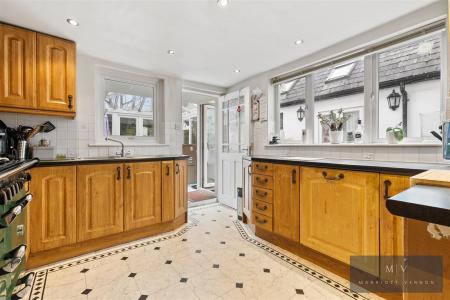 5 bedroom Semi-detached house for sale in Selsdon Road, South Croydon