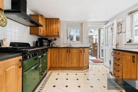 5 bedroom Semi-detached house for sale in Selsdon Road, South Croydon