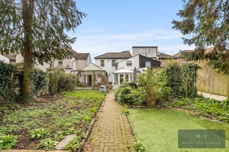 5 bedroom Semi-detached house for sale in Selsdon Road, South Croydon