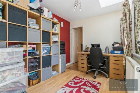5 bedroom Semi-detached house for sale in Selsdon Road, South Croydon