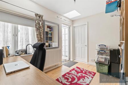 5 bedroom Semi-detached house for sale in Selsdon Road, South Croydon