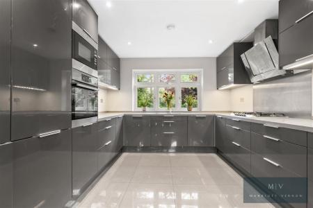 3 bedroom Detached house for sale in Hillside Road, Coulsdon