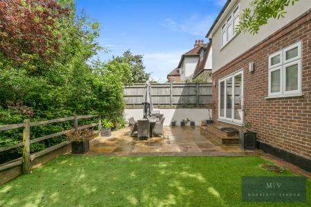3 bedroom Detached house for sale in Hillside Road, Coulsdon