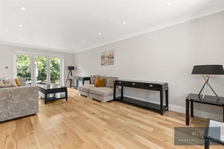 3 bedroom Detached house for sale in Hillside Road, Coulsdon