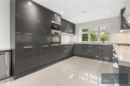3 bedroom Detached house for sale in Hillside Road, Coulsdon