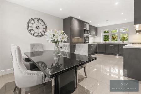 3 bedroom Detached house for sale in Hillside Road, Coulsdon
